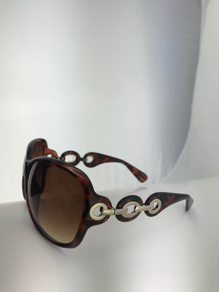 Oversized sunglasses with tortoiseshell or white frames, gold or silver links, and UV protection. Perfect for casual or formal looks.
